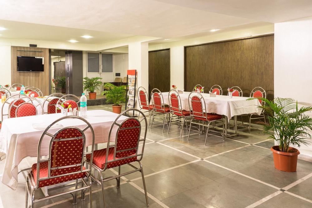 Отель Treebo Trend Royal Kourt Aurangabad Экстерьер фото